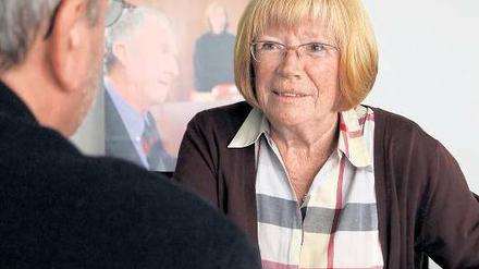 Trauen Sie sich nur. Gisela Raimund ist für Opfer da. Manch einem sieht man das seelische Leid hinter der Fassade nicht an. Sie hat Adressen von Therapeuten parat.