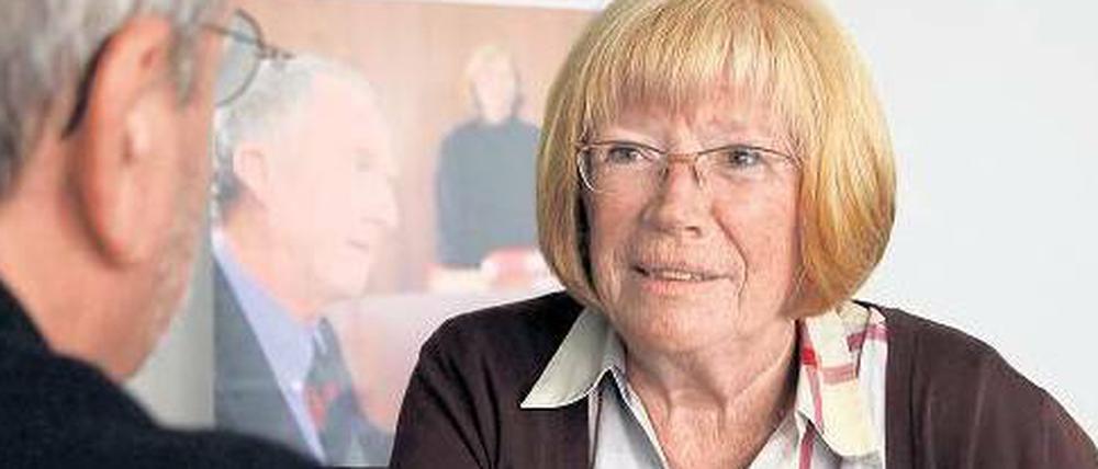 Trauen Sie sich nur. Gisela Raimund ist für Opfer da. Manch einem sieht man das seelische Leid hinter der Fassade nicht an. Sie hat Adressen von Therapeuten parat.