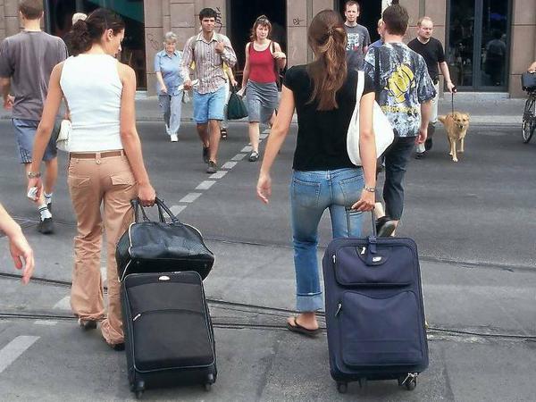 Mozart oder M&M steht auf den Klingelschildern. Häufig verstecken sich dahinter Ferienwohnungen für Touristen, die die Berliner Mietergemeinschaft für die Wohnungsnot mit verantwortlich macht