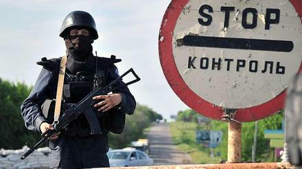 Ein ukrainischer Soldat an einem Grenzposten nahe Donezk