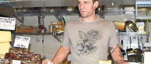 Vor allem junge Leute haben sich dem Käse verschrieben: Zeke Ferguson am Stand der Valley Shepherd Creamery in Philadelphias Markthalle. 