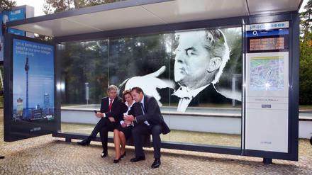 Die Drei von der W-Lan-Stelle. 2010 ließ sich Klaus Wowereit (links) w-lan-fähige Bushäuschen der Wall AG präsentieren. Den Aufbau eines kostenlosen W-Lan-Netzwerkes betreibt der Berliner Stadtmöblierer nun lieber in Düsseldorf.