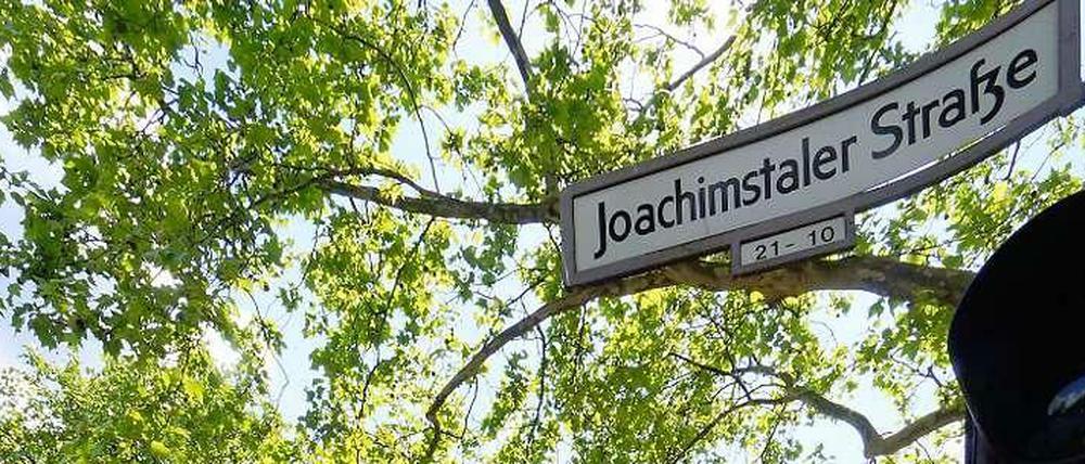 Bald wieder mit „TH“. Die Schilder werden ausgewechselt., demnächst auch hier am Joachimstaler Platz mit der denkmalgeschützten Verkehrskanzel aus den 1950er Jahren.