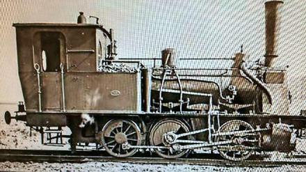 Die Goerzbahn am Dahlemer Weg ist ein Thema im neuen Jahrbuch, Auf dem Bild zu sehen eine Lok der Baureihe T3 vor den Goerzwerken 1919. Aus; Horst Berg, 75 Jahre Zehlendorfer Eisenbahn, Manuskript, 1980, Historisches Archiv der SDTB