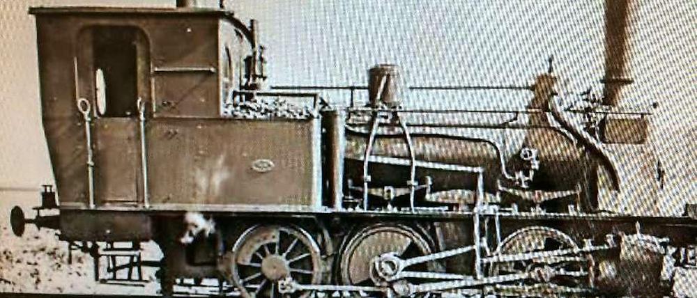 Die Goerzbahn am Dahlemer Weg ist ein Thema im neuen Jahrbuch, Auf dem Bild zu sehen eine Lok der Baureihe T3 vor den Goerzwerken 1919. Aus; Horst Berg, 75 Jahre Zehlendorfer Eisenbahn, Manuskript, 1980, Historisches Archiv der SDTB