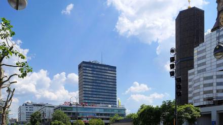 Flachgelegt. Auf dem Europa-Center wurde der Mercedes-Stern gewartet.