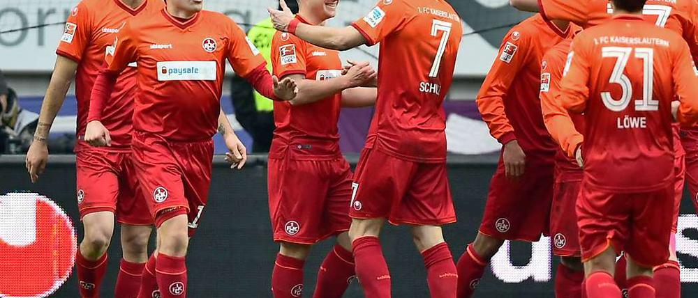 Kaiserslauterns Jean Zimmer (3.v.l.) jubelt mit Mannschaftskollegen über sein Tor zum 2:0.