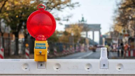 Auf der Straße Unter den Linden hatte sich kurz vor dem Brandenburger Tor die Straßendecke gehoben.