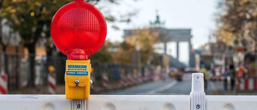 Auf der Straße Unter den Linden hatte sich kurz vor dem Brandenburger Tor die Straßendecke gehoben.