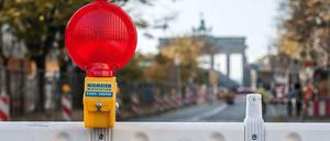 Auf der Straße Unter den Linden hatte sich kurz vor dem Brandenburger Tor die Straßendecke gehoben.