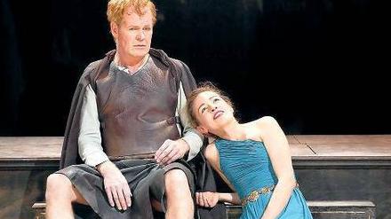 Götterbeischlaf. Alkmene (Laura Tratnik) und Amphitryon (Guntbert Warns). 