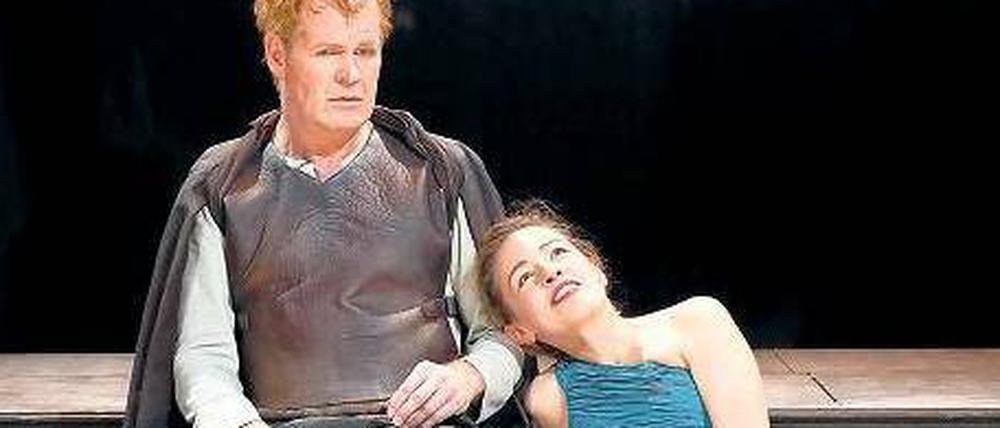 Götterbeischlaf. Alkmene (Laura Tratnik) und Amphitryon (Guntbert Warns). 