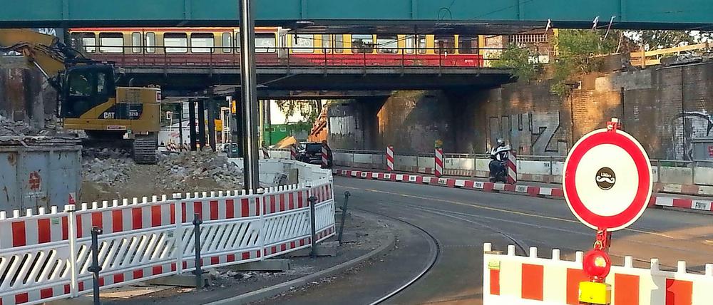 Die gesperrte Unterführung in Schöneweide. Eine Fahrbahn ist jetzt freigegeben. 