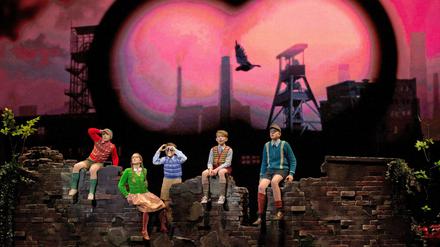Auf der LED-Wand des Stage Theaters nehmen Nachkriegsruinen und Wirtschaftswunder Gestalt an, im Fußball-Musical „Das Wunder von Bern“.