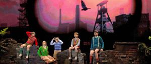 Auf der LED-Wand des Stage Theaters nehmen Nachkriegsruinen und Wirtschaftswunder Gestalt an, im Fußball-Musical „Das Wunder von Bern“.