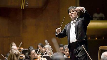 Alan Gilbert dirigiert.
