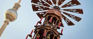 Die Weihnachtspyramide steht alljährlich auf dem Adventsmarkt am Alexanderplatz. Doch auch wo anders weihnachtet es.