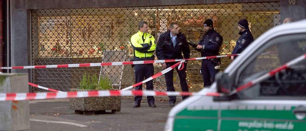Ein Juwelier in Moers hat bei einem Überfall einen der mutmaßlichen Täter erschossen