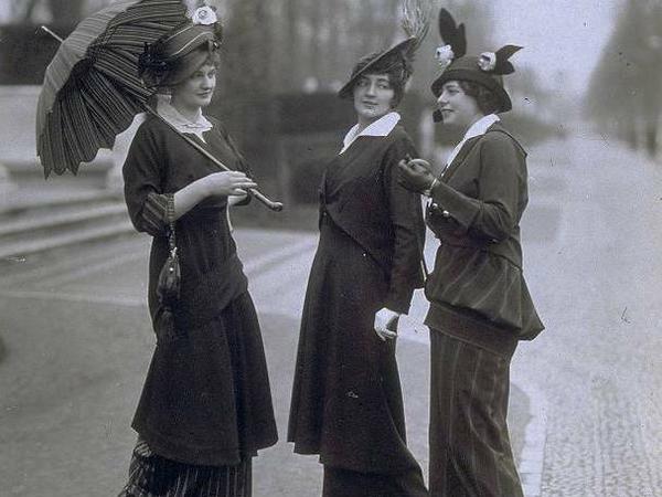Mannequins in Trauerkleidern posieren für die Kamera von Wilhelm Willinger.