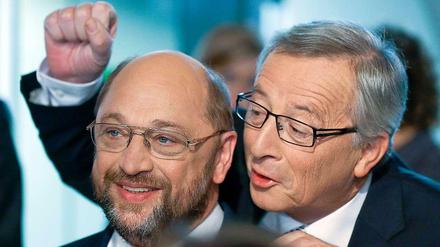 Mit Gruße für den Sozialdemokrat: Der konservative Kandidat Jean-Claude Juncker scherzt mit SPD-Mann Martin Schulz