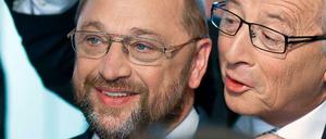 Mit Gruße für den Sozialdemokrat: Der konservative Kandidat Jean-Claude Juncker scherzt mit SPD-Mann Martin Schulz