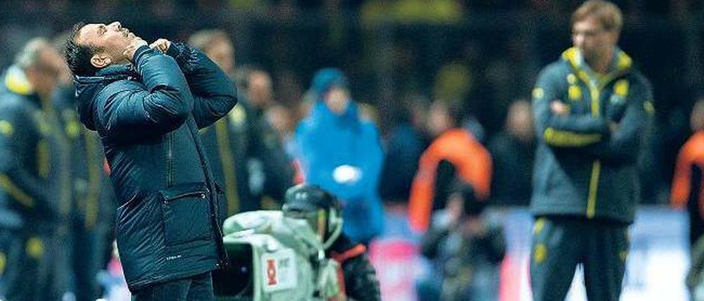 Stoßgebet beim Schlusspfiff. Jos Luhukay ist die Erleichterung anzusehen. Jürgen Klopp ringt im Hintergrund um Halt. 