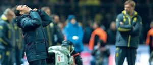 Stoßgebet beim Schlusspfiff. Jos Luhukay ist die Erleichterung anzusehen. Jürgen Klopp ringt im Hintergrund um Halt. 