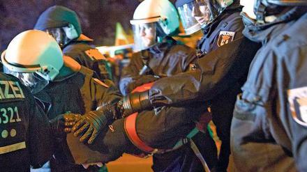 Ohne Überblick. Der Einsatz vom Sonnabend in Marzahn verlief ganz und gar nicht so, wie es sich die Polizei gedacht hatte. Das Trennen der verfeindeten Parteien funktionierte nicht. 