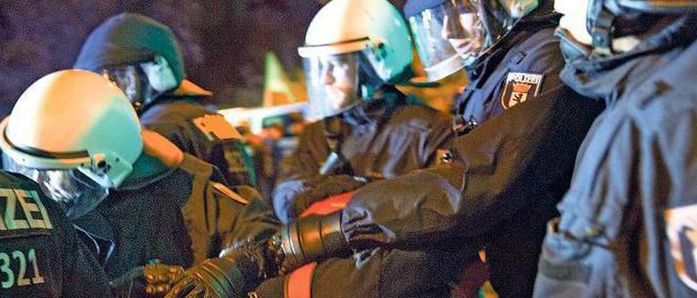 Ohne Überblick. Der Einsatz vom Sonnabend in Marzahn verlief ganz und gar nicht so, wie es sich die Polizei gedacht hatte. Das Trennen der verfeindeten Parteien funktionierte nicht.