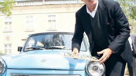 Go, Tom, go! Tom Hanks hat in Eisenhüttenstadt schon einmal einen Trabant gefahren. Derzeit steht er in Berlin vor der Kamera – natürlich in einem Ost-West-Drama. 