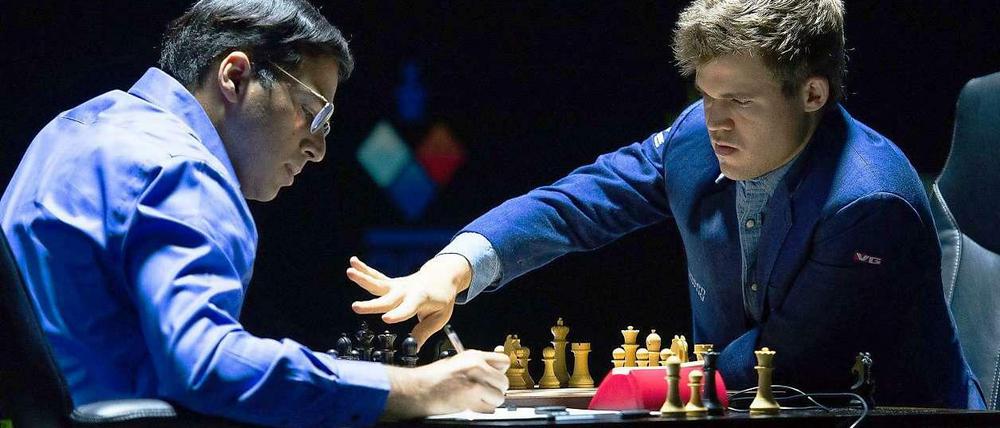 Titelverteidigung: Magnus Carlsen (r.) besiegt Viswanathan Anand mit 6,5 zu 4,5 und bleibt Weltmeister.