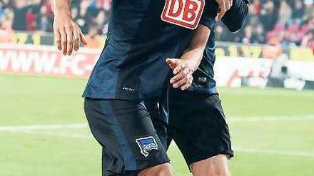 Matchwinner herzt Matchwinner. Jens Hegeler (rechts) überzeugte in Köln auf ungewohnter Position in der Defensive, Marcel Ndjeng traf per Freistoß zum 2:1-Endstand. 