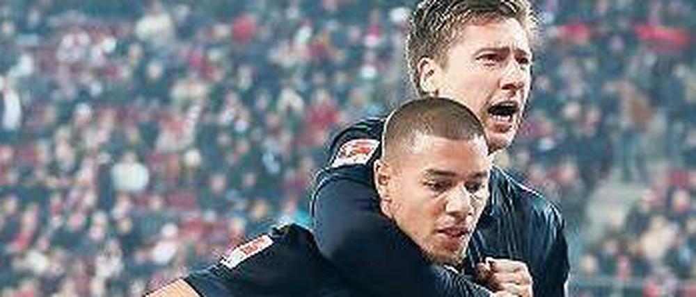 Matchwinner herzt Matchwinner. Jens Hegeler (rechts) überzeugte in Köln auf ungewohnter Position in der Defensive, Marcel Ndjeng traf per Freistoß zum 2:1-Endstand. 