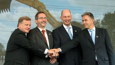 Da waren sie noch frohen Mutes. Doch der BER produziert weiterhin nur Negativschlagzeilen, für Harmut Mehdorn (li.) könnte es eng werden.