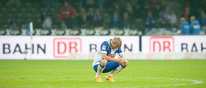 Per Ciljan Skjelbred von Hertha BSC hockt nach der Niederlage gegen Hannover enttäuscht am Boden.