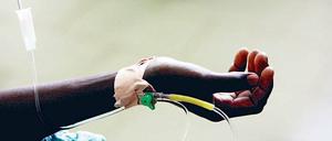 In Not. Wo die Gesundheitssysteme schwach sind, kann sich Ebola besonders gut ausbreiten und töten. Nicht einmal Infusionen mit Elektrolyten sind selbstverständlich. Gleichzeitig bricht durch die Seuche die normale Krankenversorgung völlig zusammen.