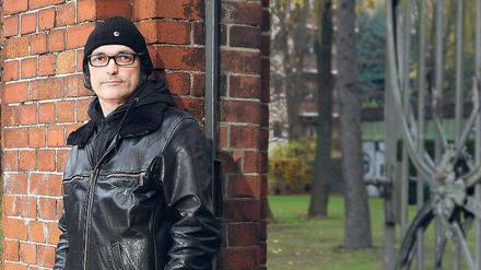 Diese Tür war offen. Manfred G. Burgheim, Autor von „Besitz ist überbewertet“, auf dem Christus-Friedhof in Mariendorf. 