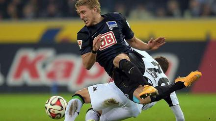 Auf dem Weg nach unten: Per Skjelbred nach einem verlorenen zweikampf gegen den Gladbacher Thorgan Hazard.