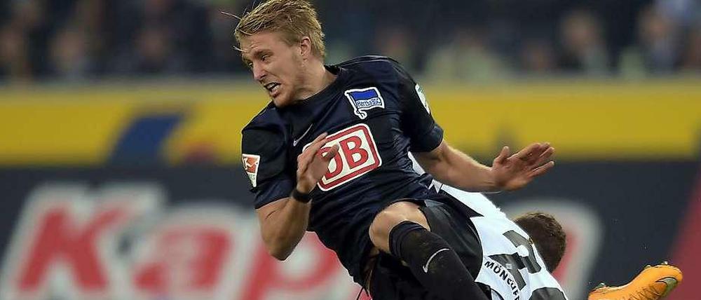 Auf dem Weg nach unten: Per Skjelbred nach einem verlorenen zweikampf gegen den Gladbacher Thorgan Hazard.