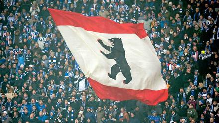 Hertha BSC ist in den letzten Jahren immer auf- und abgestiegen. Vielleicht ist das ja Herthas eigentliche Bestimmung. Pendler zu sein, zwischen den (Liga-)Welten. Passen würde es. Schließlich kommt man aus einer Stadt, die in ihrer Geschichte auch oft nicht so recht wusste, wo sie eigentlich hingehört.