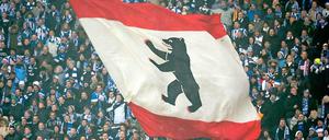 Hertha BSC ist in den letzten Jahren immer auf- und abgestiegen. Vielleicht ist das ja Herthas eigentliche Bestimmung. Pendler zu sein, zwischen den (Liga-)Welten. Passen würde es. Schließlich kommt man aus einer Stadt, die in ihrer Geschichte auch oft nicht so recht wusste, wo sie eigentlich hingehört.