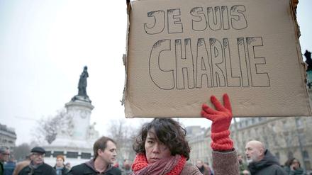 Demonstrantin in Paris auf dem Place de la Republique.