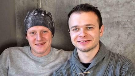 Michał Bebel (links) und Rafał Łachut verkaufen gemeinsam als "Pan Kowalski" bunte Piroggenkreationen auf Berliner Märkten.