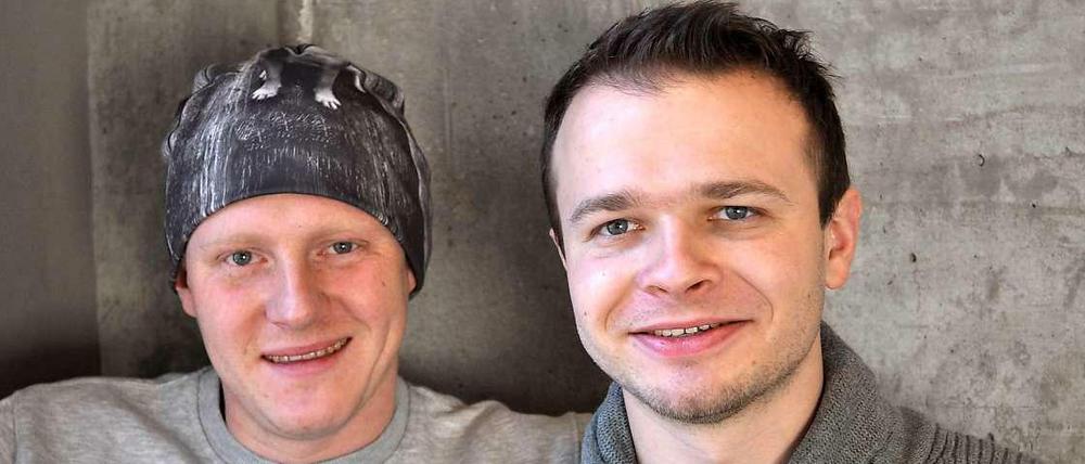 Michał Bebel (links) und Rafał Łachut verkaufen gemeinsam als "Pan Kowalski" bunte Piroggenkreationen auf Berliner Märkten.
