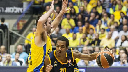Alba Berlins Alex Renfroe (rechts) gegen Jake Cohen.