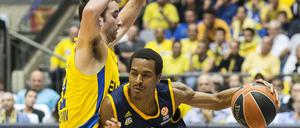 Alba Berlins Alex Renfroe (rechts) gegen Jake Cohen.