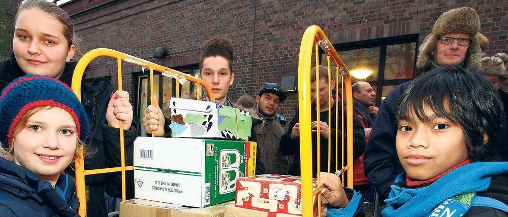 Würdenträger. Die Schülerbischöfe Sophie, Antonia, Can und Yongyut (v. l.).