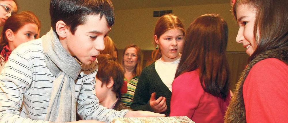 Schüler aus Lankwitz brachten Geschenke für die Kinder aus dem Flüchtlingsheim in Marienfelde mit zur Feier.