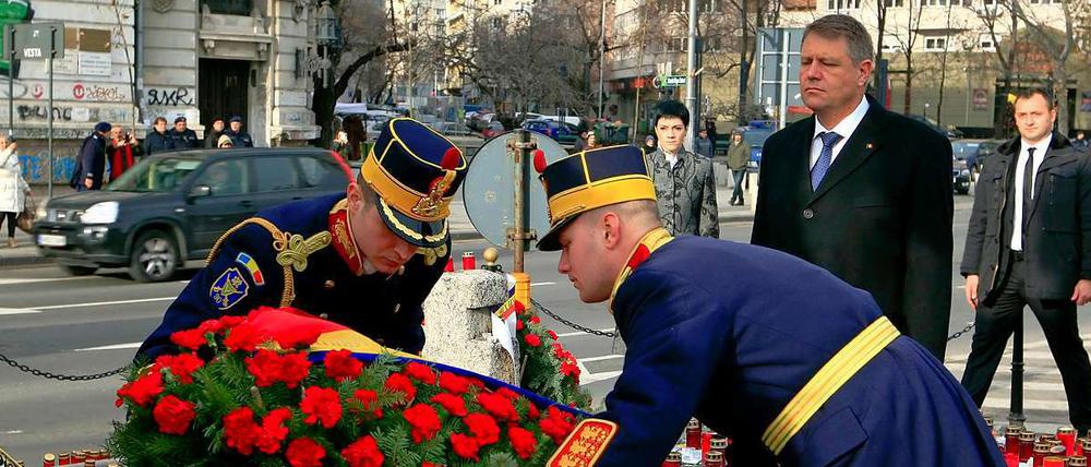 Mehr als 1000 Menschen kamen während der Revolution 1989, mit der das Regime von Staatschef Nicolae Ceausescu gestürzt wurde, ums Leben. Der neue rumänische Präsident Klaus Johannis legte am Montag auf der Straße an der Universität in Bukarest einen Kranz zum Gedenken an die Opfer nieder.