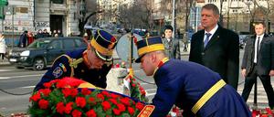 Mehr als 1000 Menschen kamen während der Revolution 1989, mit der das Regime von Staatschef Nicolae Ceausescu gestürzt wurde, ums Leben. Der neue rumänische Präsident Klaus Johannis legte am Montag auf der Straße an der Universität in Bukarest einen Kranz zum Gedenken an die Opfer nieder. 